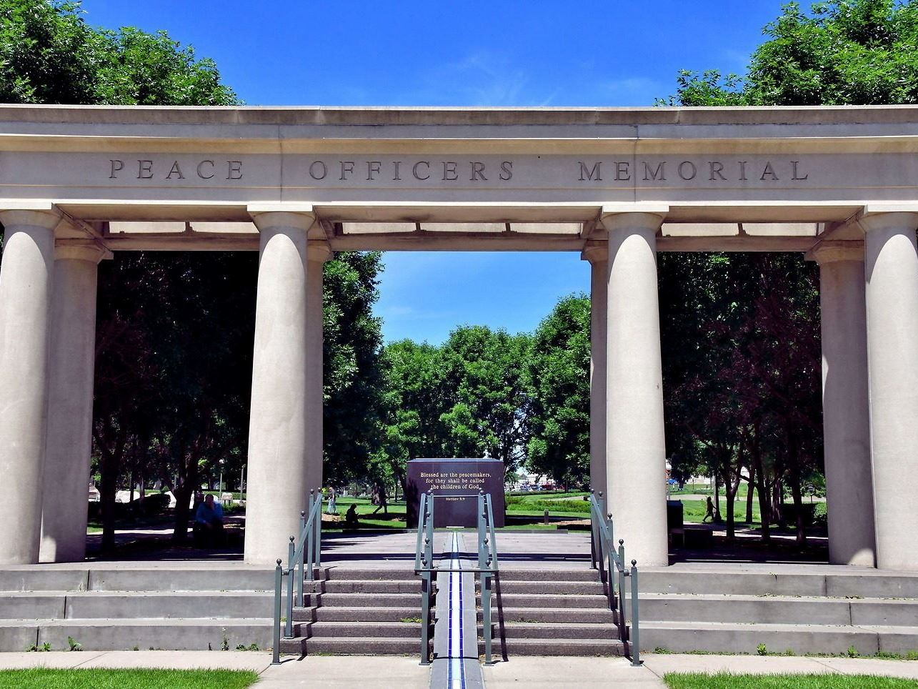 Minnesota-Saint-Paul-Peace-Officers-Memorial-1440x964
